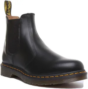 Dr. Martens 2976 Ys in schwarzen Schuhen Dr. Martens