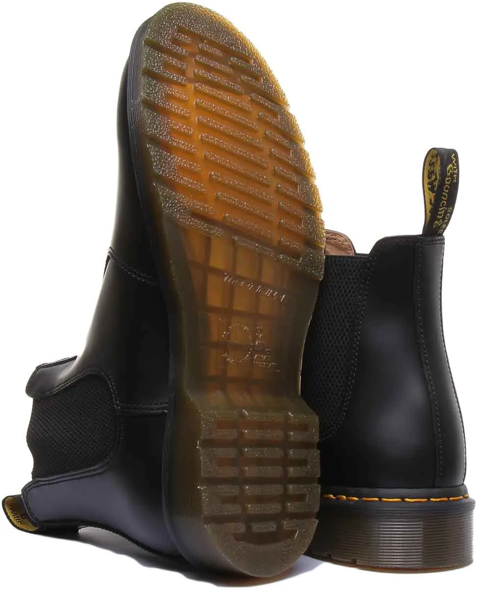 Dr. Martens 2976 Ys in schwarzen Schuhen Dr. Martens