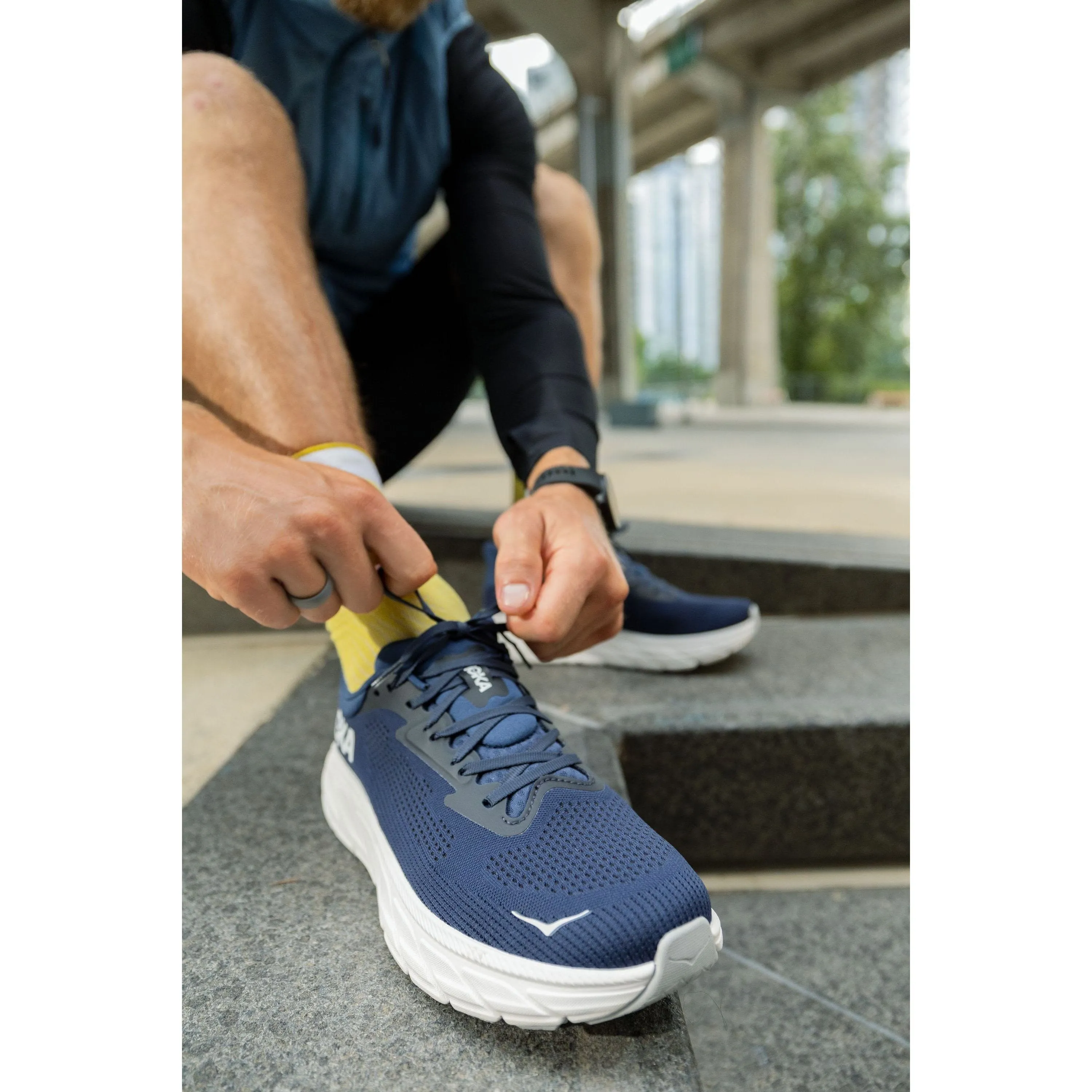 HOKA ARAHI 7 HERREN IN MITTLERER UND WEITER PASSFORM