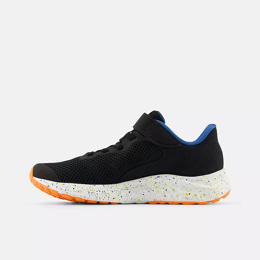 New Balance Schwarz/Blau Achat/Blaze Orange Arishi v4 Bungee-Schnürsenkel Kinderturnschuh