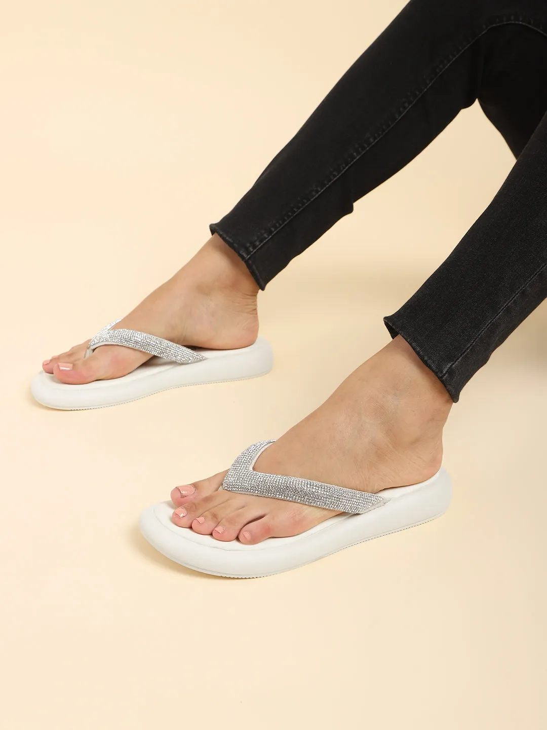 Off White PU Verzierter T-Riemchen Stilvolle Flats (TC-RS3639-OWHT)