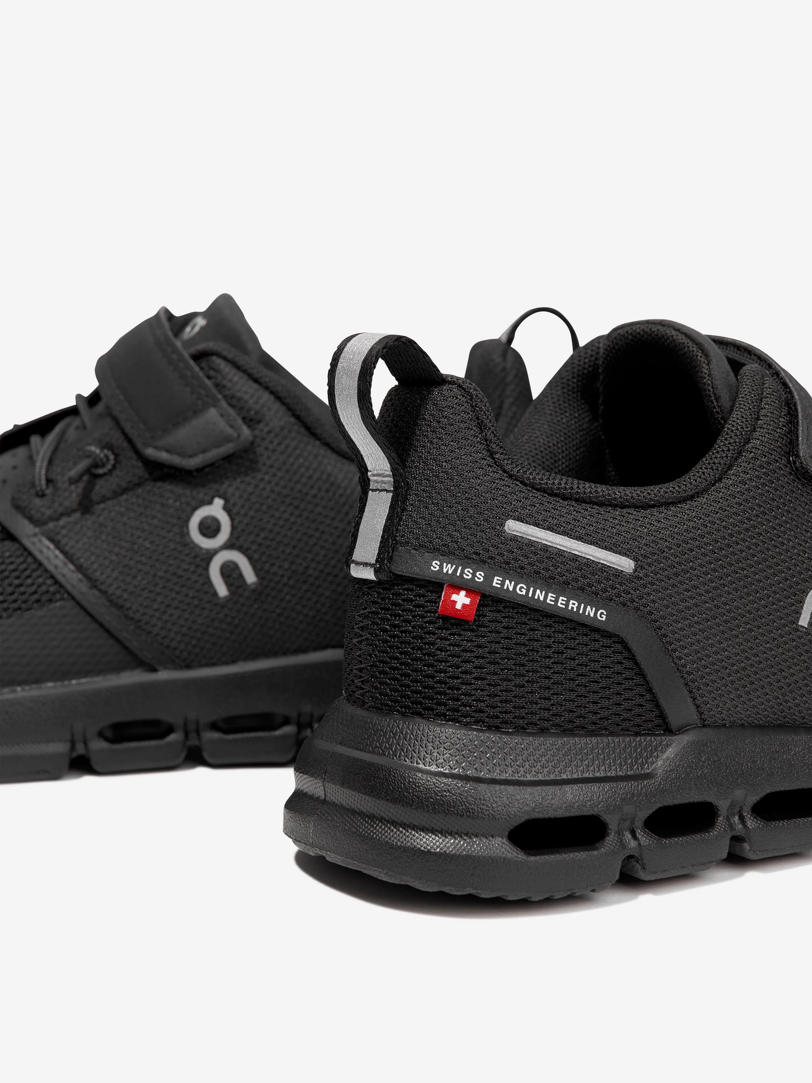 On Running Kids Cloud Play Trainers in Schwarz