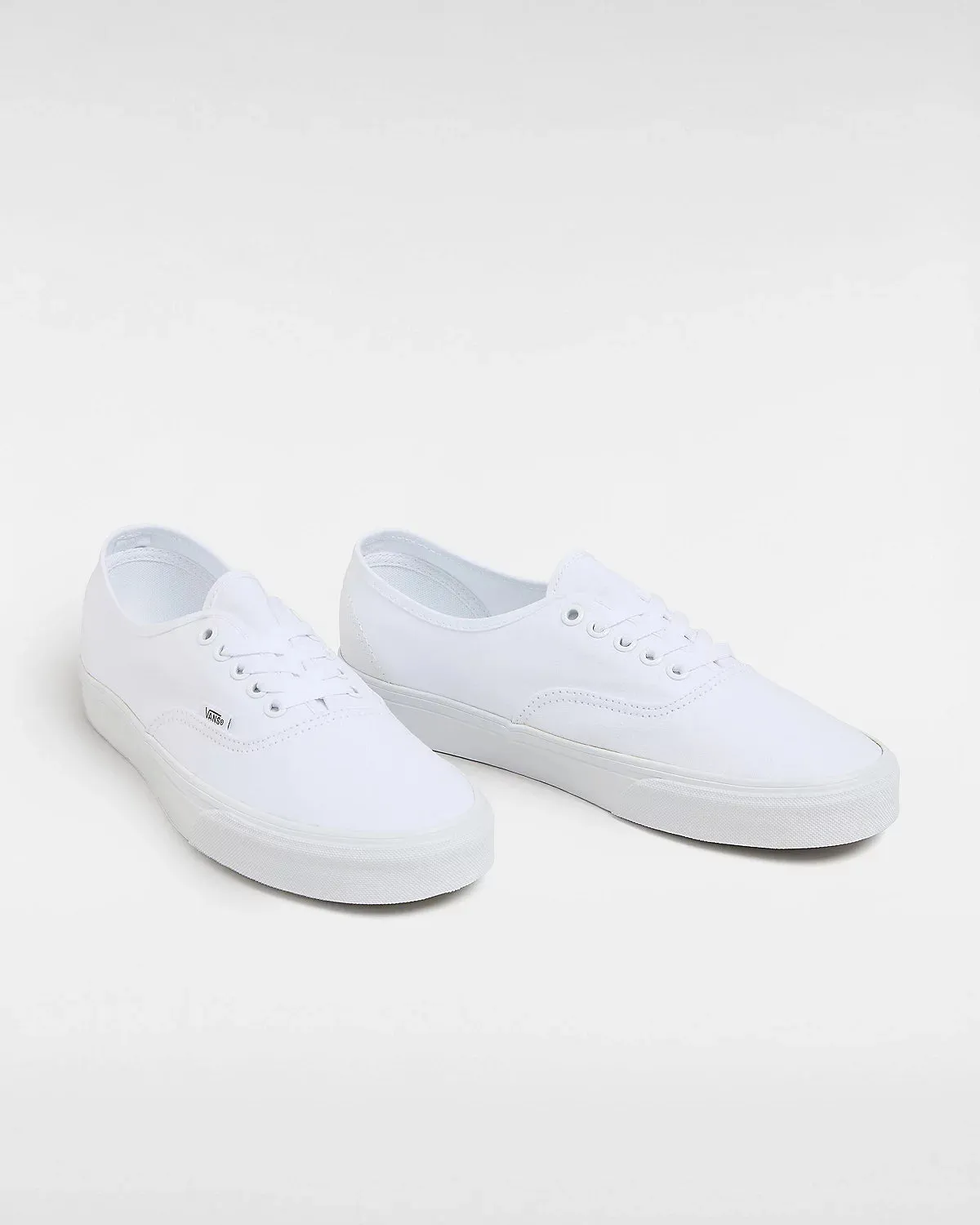 Authentische Damenschuhe in Reinweiß